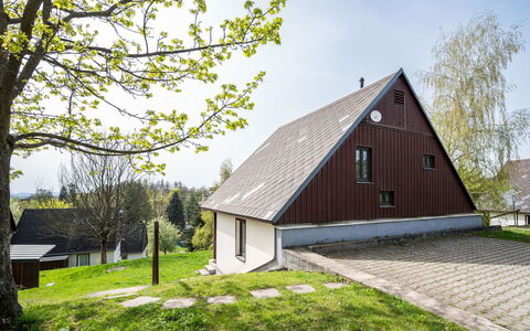 Holiday Hill 30: Lucht, Fabriek, Gebouw, Eigendom, Venster, Boom, Huis, Hout, Gras, Wolk