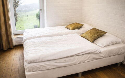 Bungalowpark Landsrade: Bed, Slaapkamer, Bedding, Hout, Laken, Verdieping, Flooring, Meubilair, Linens, Bed Frame