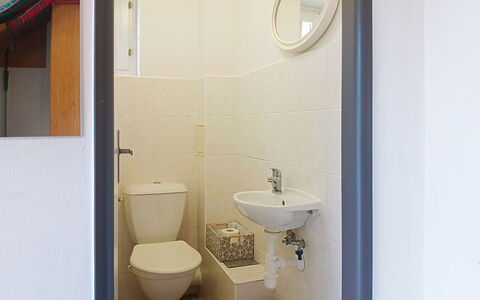 Holiday Hill 28: Muur, Loodgieterswerkinrichting, Wastafel In De Badkamer, Badkamer, Flooring, Verdieping, Interieur Ontwerp, Wastafel, Wc Bril, Toilet