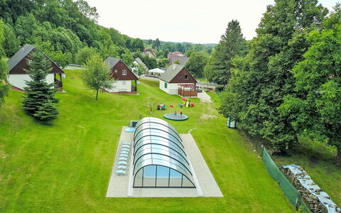 Holiday Hill 28: Gras, Tuin, Gazon, Verblijf, Park, Landscaping, Werf, Garden Gebouwen, Evergreen, Kunstgras