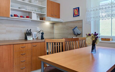 Holiday Hill 28: Meubilair, Cabinetry, Flooring, Keuken, Countertop, Hout, Interieur Ontwerp, Toestel Van De Keuken, Verdieping, Kast