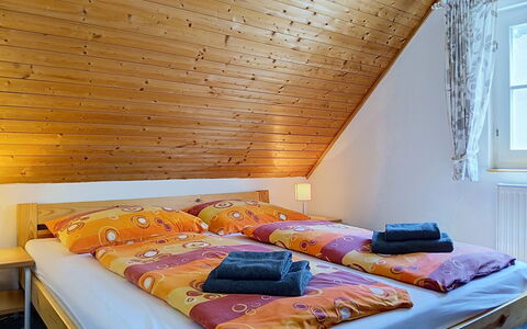 Holiday Hill 28: Slaapkamer, Huis, Laken, Bed, Bedding, Bed Frame, Hardwood, Linens, Beits, Hoofdkussen