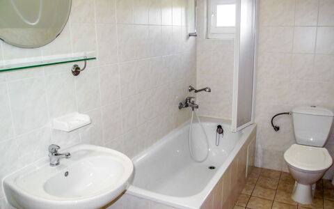 Holiday Hill 28: Badkamer, Eigendom, Kamer, Muur, Kraan, Loodgieterswerkinrichting, Tegel, Toilet, Wc Bril, Verdieping