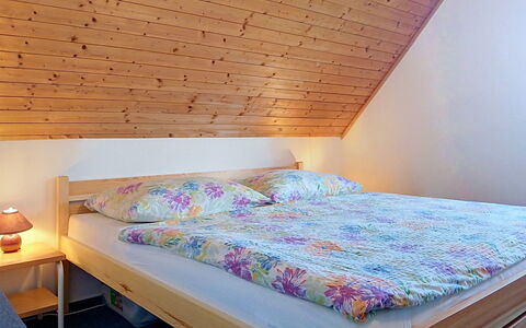Holiday Hill 32: Bed, Slaapkamer, Hout, Bedding, Laken, Interieur Ontwerp, Flooring, Verdieping, Kamer, Bed Frame