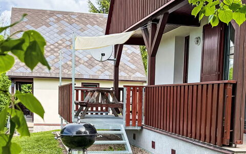 Holiday Hill 32: Verblijf, Huis, Veranda, Gazon, Tuin, Backyard, Werf, Schaduw, Landscaping, Siding