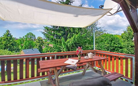 Holiday Hill 32: Buitenmeubels, Schaduw, Veranda, Buitentafel, Dek, Stoel, Outdoor Structuur, Patio, Backyard, Beits