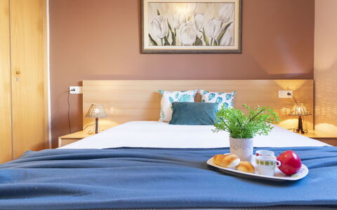 Lorena: Slaapkamer, Bed, Meubilair, Kamer, Eigendom, Laken, Interieur Ontwerp, Suite, Matras, Bed Frame