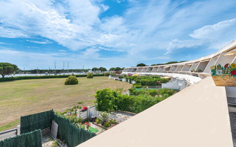 Isle Catherine: Water, Dag, Lucht, Gebouw, Azure, Zwembad, Vrije Tijd, Rechthoek, Samengesteld Materiaal, Stedelijk Ontwerp