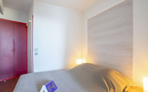 Le Grand Large: Kamer, Slaapkamer, Bed, Eigendom, Laken, Meubilair, Matras, Muur, Bedding, Gips