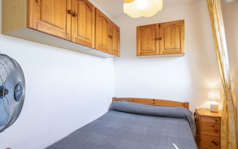 Terrasse du Soleil: Bed, Slaapkamer, Kamer, Meubilair, Eigendom, Interieur Ontwerp, Bed Frame, Muur, Verdieping, Huis