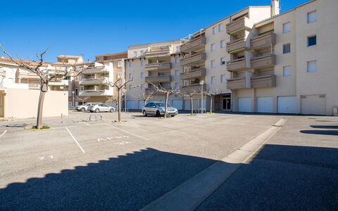 Terrasse du Soleil: Eigendom, Blauw, Woongebied, Architectuur, Gebouw,  Dorf\, Lucht, Buurt, Appartement, Menselijke Nederzetting