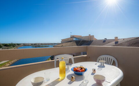 Terrasse du Soleil: Tafel, Lucht, Tableware, Dag, Eigendom, Meubilair, Water, Licht, Azure, Gebouw