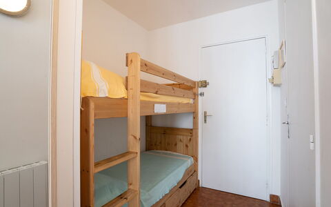 Saint Patrick: Kamer, Bed, Eigendom, Meubilair, Stapelbed, Herberg, Huis, Gebouw, Verdieping, Slaapkamer