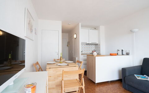 Saint Patrick: Kamer, Eigendom, Meubilair, Interieur Ontwerp, Gebouw, Verdieping, Huis, Plafond, Muur, Tafel