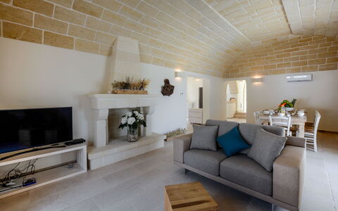 Corte dei Messapi | Sleeps 24: Woonkamer, Kamer, Eigendom, Interieur Ontwerp, Meubilair, Gebouw, Plafond, Muur, Huis, Verdieping