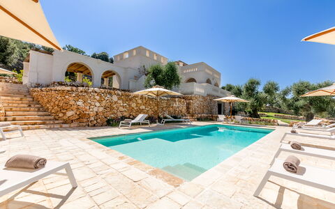 Corte dei Messapi | Sleeps 24: Zwembad, Eigendom, Gebouw, Onroerend Goed, Landgoed, Huis, Villa, Vakantie, Toevlucht, Huis
