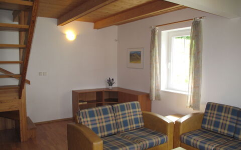 Holiday Hill 36: Meubilair, Eigendom, Bankstel, Tafel, Comfort, Hout, Venster, Verlichting, Interieur Ontwerp, Architectuur