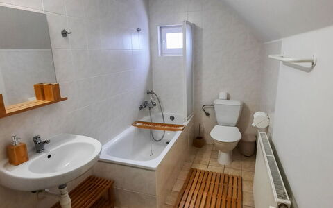 Holiday Hill 47: Kraan, Loodgieterswerkinrichting, Wastafel, Wastafel In De Badkamer, Eigendom, Bad, Gebouw, Hout, Badkamer, Spiegel