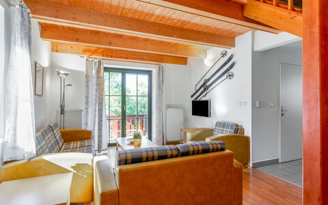 Holiday Hill 35: Eigendom, Bankstel, Meubilair, Gebouw, Hout, Comfort, Venster, Oranje, Schaduw