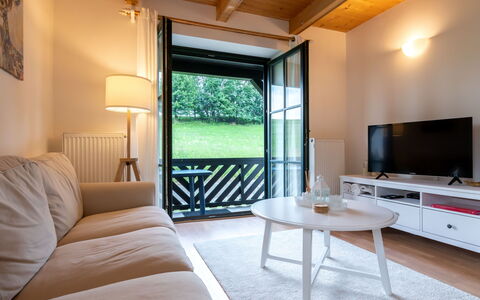 Holiday Hill 42: Wolk, Lucht, Eigendom, Gebouw, Boom, Hout, Stoel, Stedelijk Ontwerp, Buitenmeubels, Tafel