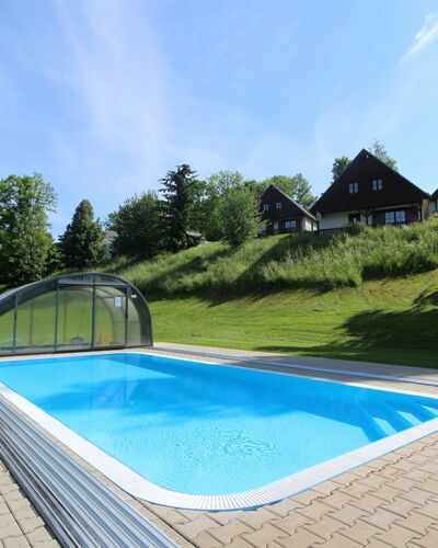 Holiday Hill 42: Water, Wolk, Lucht, Fabriek, Eigendom, Zwembad, Azure, Boom, Gebouw, Rechthoek