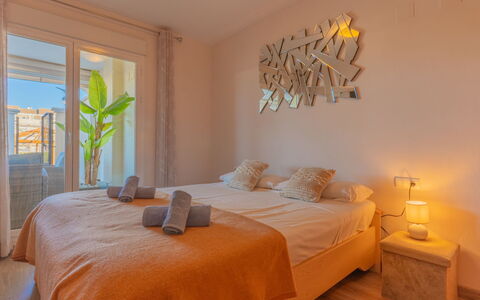 Dénia 479: Slaapkamer, Bed, Interieur Ontwerp, Hout, Meubilair, Laken, Bedding, Verdieping, Flooring, Kamer