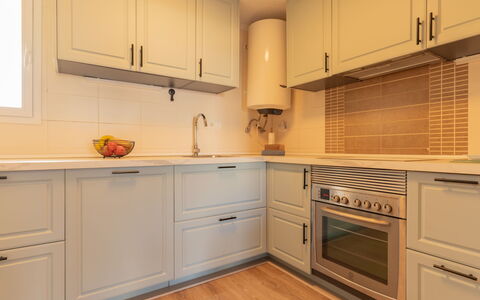 Dénia 479: Keuken, Cabinetry, Countertop, Toestel Van De Keuken, Interieur Ontwerp, Flooring, Hout, Major Appliance, Meubilair, Kast