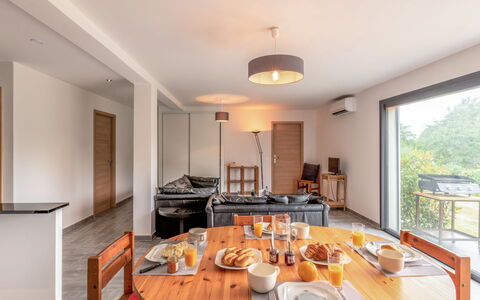 Paoli: Tafel, Meubilair, Eigendom, Tableware, Bankstel, Stoel, Hout, Keuken En Eettafel, Verlichting, Interieur Ontwerp