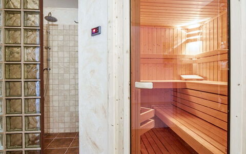 Willa Vinci: Deur, Hout, Gebouw, Venster, Verdieping, Flooring, Beits, Muur, Rechthoek