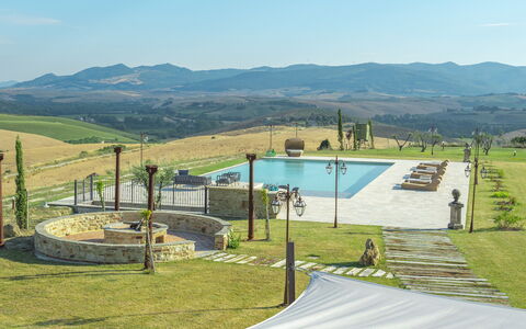 Villa Massimiliano: Lucht, Berg, Water, Wolk, Schaduw, Land Lot, Gras, Zwembad, Natuurlijk Landschap, Fabriek