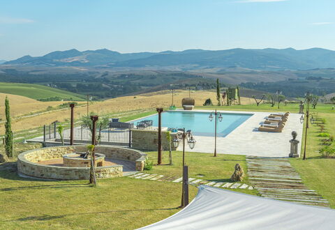 Villa Massimiliano: Lucht, Berg, Water, Wolk, Schaduw, Land Lot, Gras, Zwembad, Natuurlijk Landschap, Fabriek