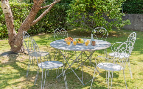 Coët a Tous: Tafel, Meubilair, Buitentafel, Stoel, Werf, Backyard, Buitenmeubels, Tuin, Gras, Gazon