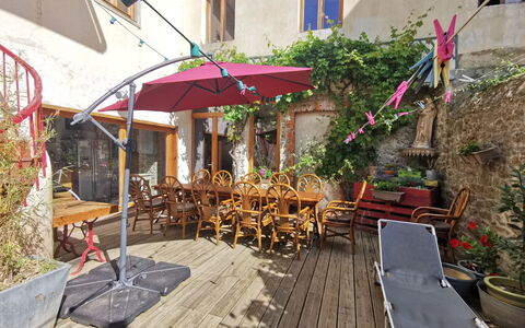 Le Patio: Fabriek, Gebouw, Tafel, Venster, Bloempot, Buitenmeubels, Stoel, Hout, Stedelijk Ontwerp, Schaduw