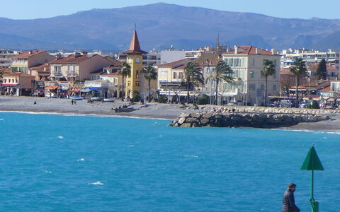 Cagnes-Sur-Mer 137: Water, Lucht, Gebouw, Blauw, Azure, Berg, Kust En Oceanic Landvormen, Zwemwater, Toren