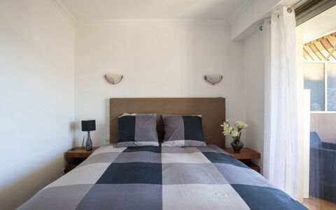 Cagnes-Sur-Mer 137: Bed, Meubilair, Bedding, Slaapkamer, Laken, Interieur Ontwerp, Muur, Verdieping, Linens, Plafond