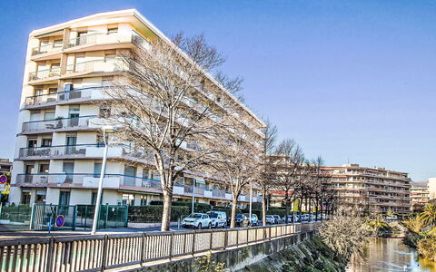 Cagnes-Sur-Mer 137: Dag, Gebouw, Appartement, Stad, Buurt, Woongebied, Condominium, Grootstedelijk Gebied, Commercieel Gebouw