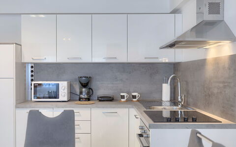 Meden: Wit, Kamer, Eigendom, Countertop, Keuken, Meubilair, Cabinetry, Interieur Ontwerp, Tegel, Fornuis