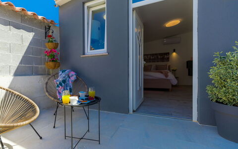 Ivanka: Eigendom, Huis, Blauw, Gebouw, Huis, Onroerend Goed, Geel, Kamer, Interieur Ontwerp, Veranda
