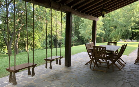Beautiful Stone Country Villa: Eigendom, Meubilair, Kamer, Tafel, Huis, Boom, Gebouw, Onroerend Goed, Veranda, Stoel