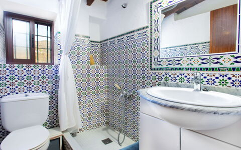 La Cordobilla: Spiegel, Kraan, Wastafel, Eigendom, Loodgieterswerkinrichting, Wastafel In De Badkamer, Wc Bril, Purper, Toilet, Badkamer