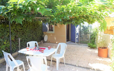 Saint Pierre la Mer 400: Eigendom, Boom, Onroerend Goed, Patio, Fabriek, Backyard, Tafel, Huis, Gebouw, Kamer