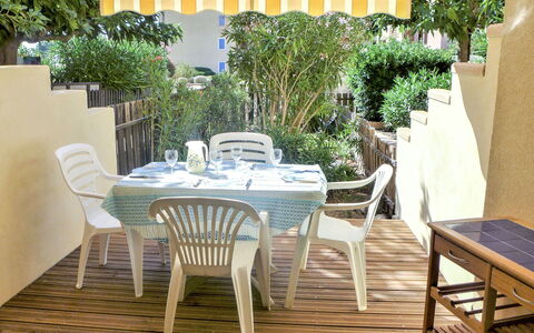 Saint Pierre la Mer 400: Tafel, Meubilair, Eigendom, Fabriek, Stoel, Natuur, Azure, Textiel, Verlichting, Interieur Ontwerp