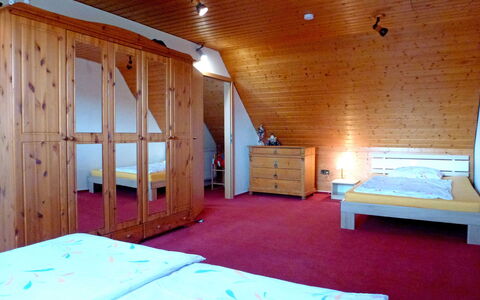Schmetterlingsgarten: Kamer, Slaapkamer, Eigendom, Meubilair, Bed, Gebouw, Plafond, Interieur Ontwerp, Huis, Verdieping