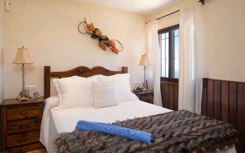 Ariadna: Slaapkamer, Bed, Kamer, Meubilair, Eigendom, Bed Frame, Laken, Bedding, Interieur Ontwerp, Plafond