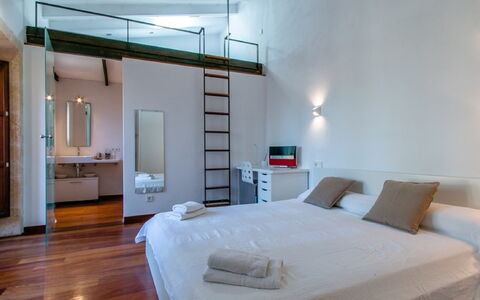 Sa Muralla: Slaapkamer, Meubilair, Kamer, Bed, Eigendom, Interieur Ontwerp, Bed Frame, Laken, Gebouw, Plafond