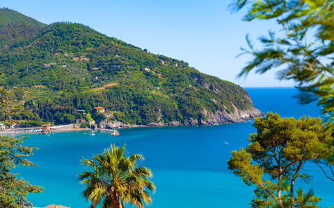 Il Giardino Sul Mare - Levanto: Water, Lucht, Berg, Watervoorraden, Natuurlijk Landschap, Groen, Azure, Boom, Meer, Kust En Oceanic Landvormen