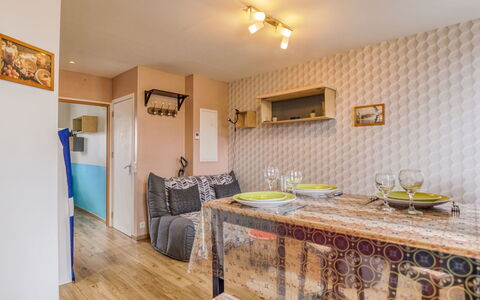 Le Gambetta: Eigendom, Cabinetry, Meubilair, Fotolijst, Countertop, Hout, Plafondventilator, Interieur Ontwerp, Tafel, Flooring