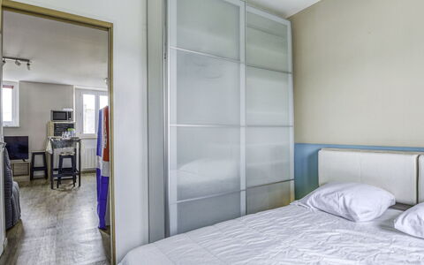 Le Gambetta: Meubilair, Gebouw, Eigendom, Comfort, Textiel, Hout, Interieur Ontwerp, Schaduw, Flooring