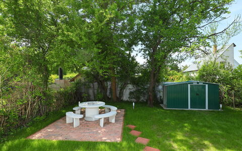 Pixie: Eigendom, Backyard, Werf, Gras, Huis, Onroerend Goed, Boom, Tuin, Huis, Gazon