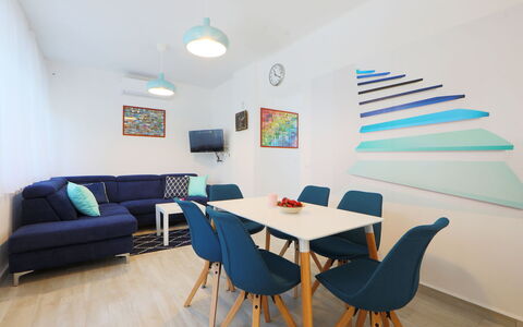 Pixie: Kamer, Meubilair, Interieur Ontwerp, Blauw, Eigendom, Tafel, Turkoois, Verdieping, Onroerend Goed, Woonkamer